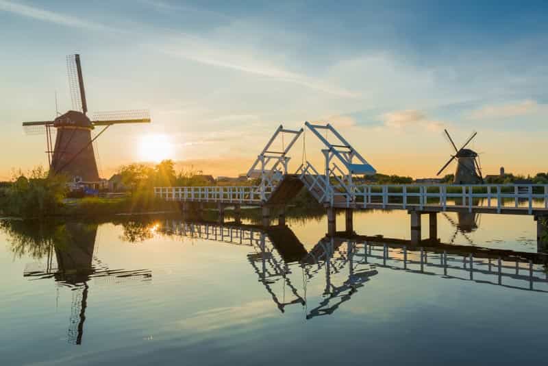 Windmolens bij zonsondergang bij de Kinderdijk in Nederland